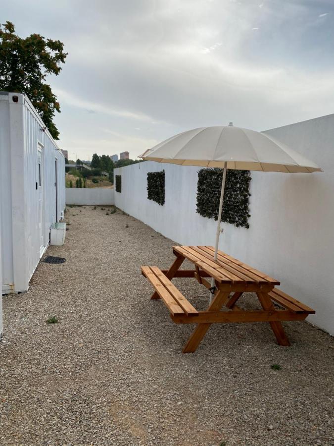 Casa Vale Ecotainer Hostel Lisabona Exterior foto